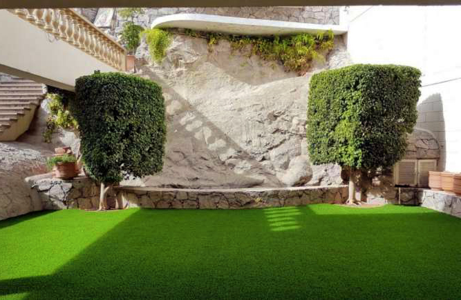 Пример использования декоративной искусственной травы