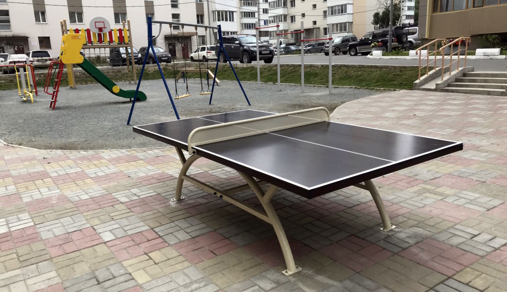 Теннисный стол на спортивной площадке